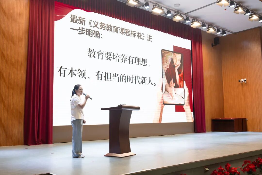 33名萌娃开学穿民族服饰合唱