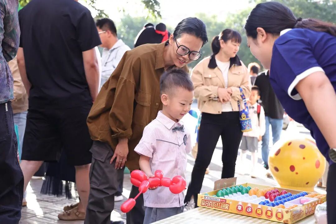 33名萌娃开学穿民族服饰合唱