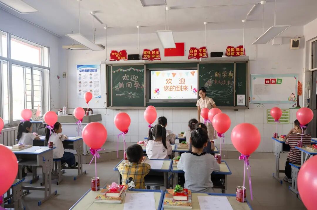 33名萌娃开学穿民族服饰合唱