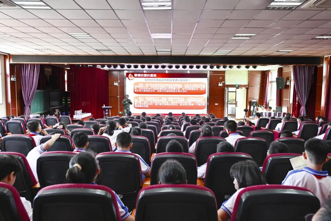 33名萌娃开学穿民族服饰合唱