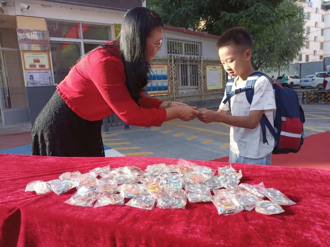 33名萌娃开学穿民族服饰合唱,开学第一天，又有名场面→