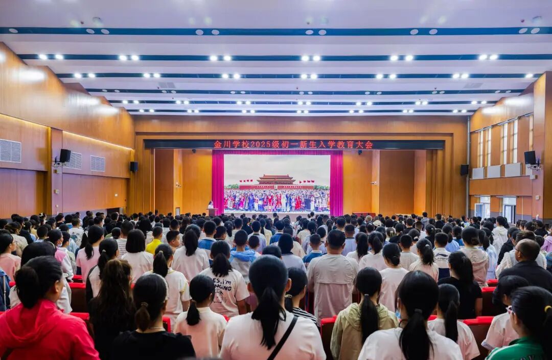 33名萌娃开学穿民族服饰合唱