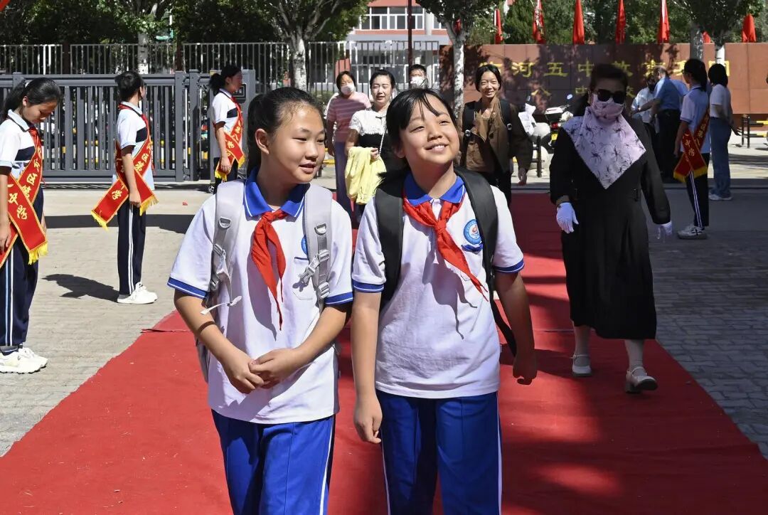 33名萌娃开学穿民族服饰合唱