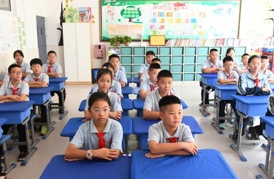 33名萌娃开学穿民族服饰合唱