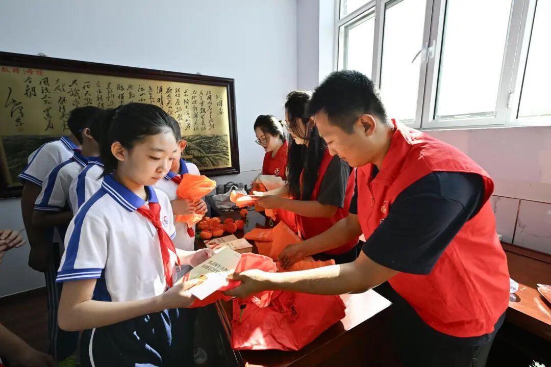 33名萌娃开学穿民族服饰合唱