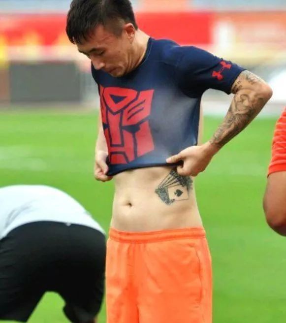 当中国男足脱掉衣服年薪1亿白斩鸡身材怪不得进不了世界杯