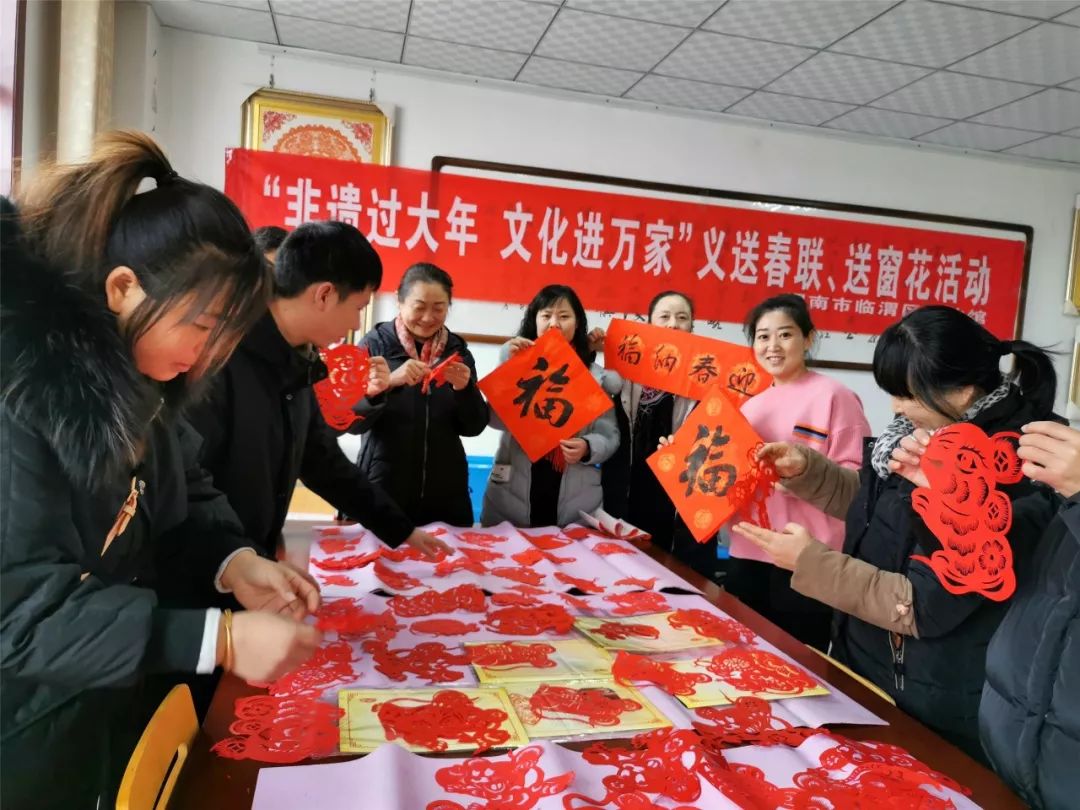 区文化馆“非遗过大年.文化进万家”义送春联、窗花走进新民社区
