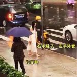 广东：女子疑似“为情所伤”，街头淋雨数小时，身穿吊带裙，光着赤脚！