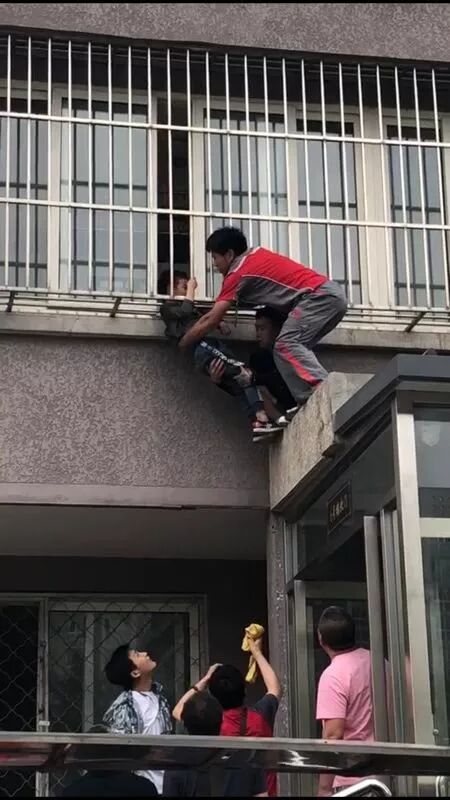 这个托举动作，一般人还真做不来！