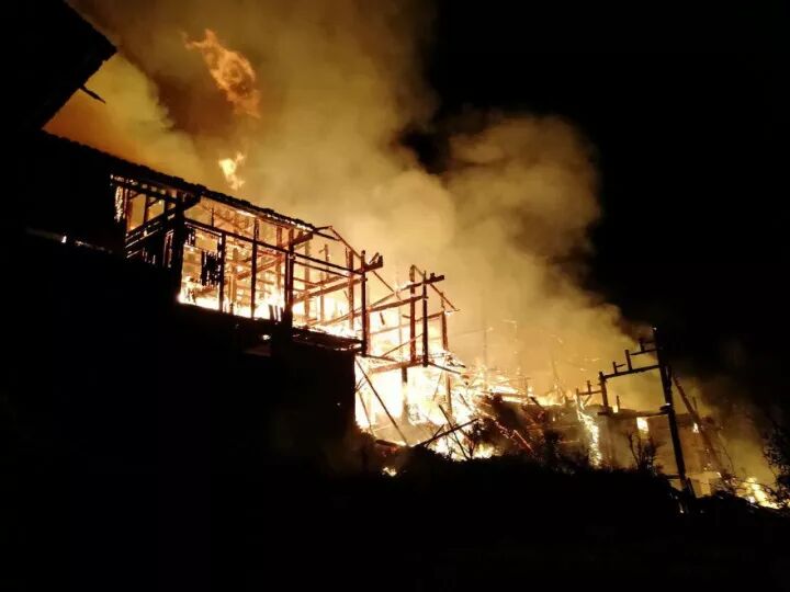 广西北壮第一寨突发大火 灾后现场一片废墟