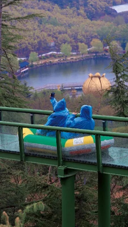 尖叫吧威海华夏城景区高空玻璃水滑道开滑五一特惠放肆嗨