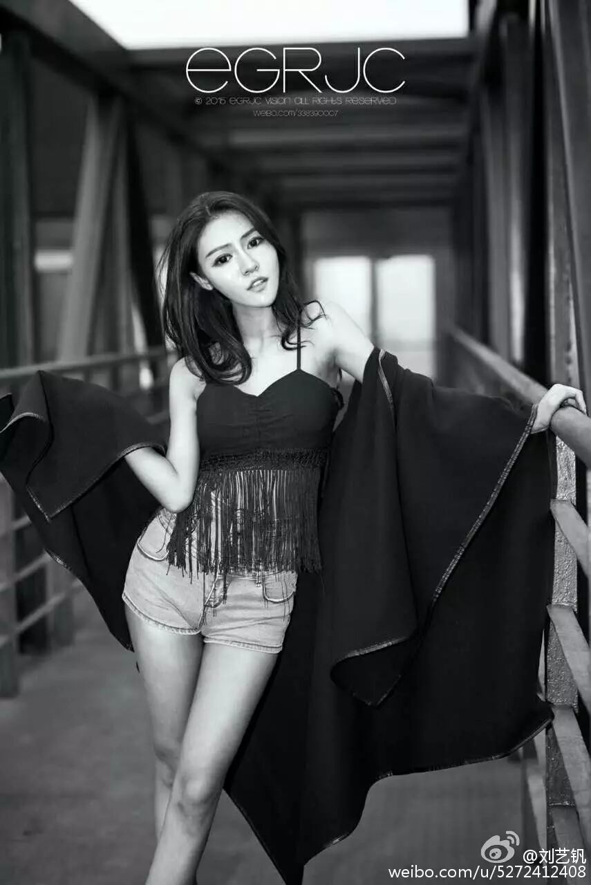 霸气十足的她除了写真的爆发力强,参加活动也大有一种大赦天下的霸气