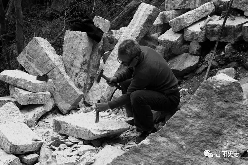 开山打石头的工匠叫"石匠",开山打石头的地方叫"石窝",石匠使用的工具