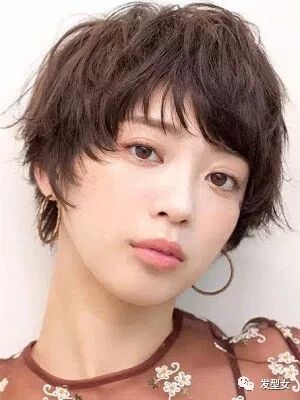 女生头发油是什么原因，油性头发怎么改善