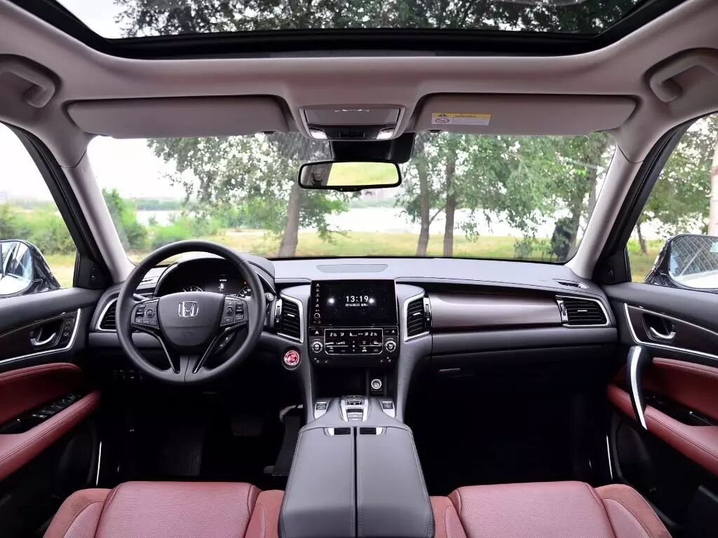 外观方面,冠道采用了本田concept d概念车的设计理念,前格栅采用本田