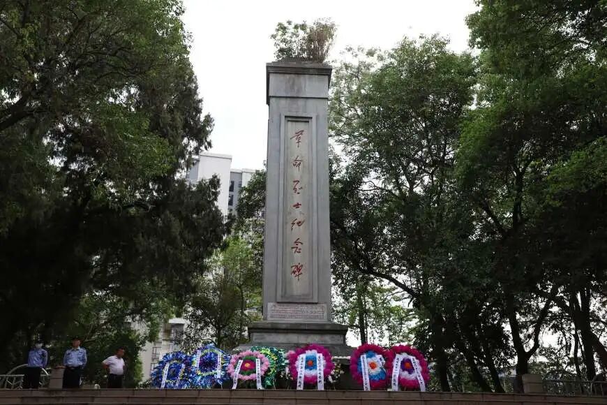 县一小少先队员代表在梁达权校长带领下步行到县革命烈士陵园进行缅怀