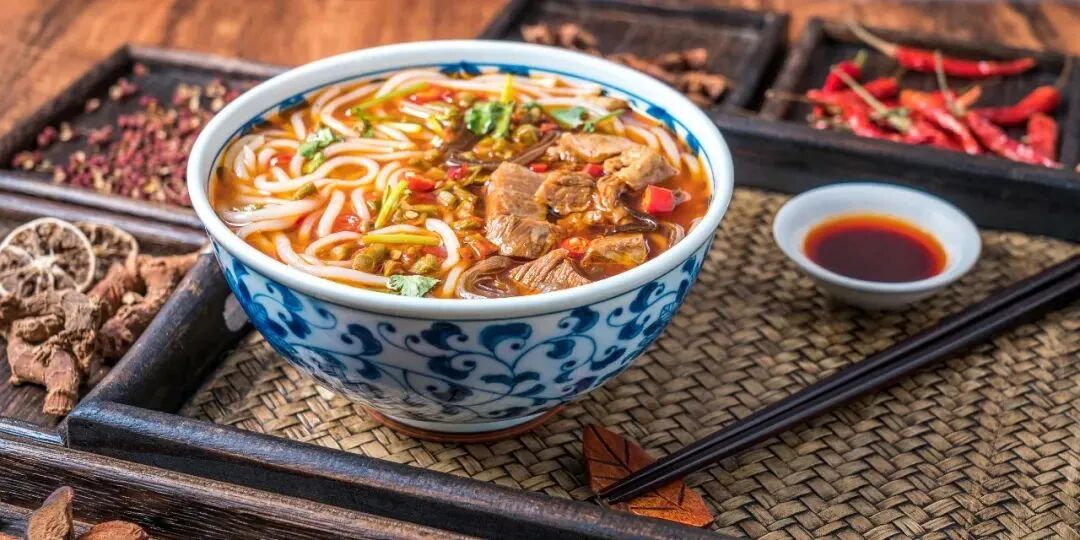 南方人自然也不甘示弱,匠心独具,将稻米经浸泡磨浆等工艺做成各类米粉