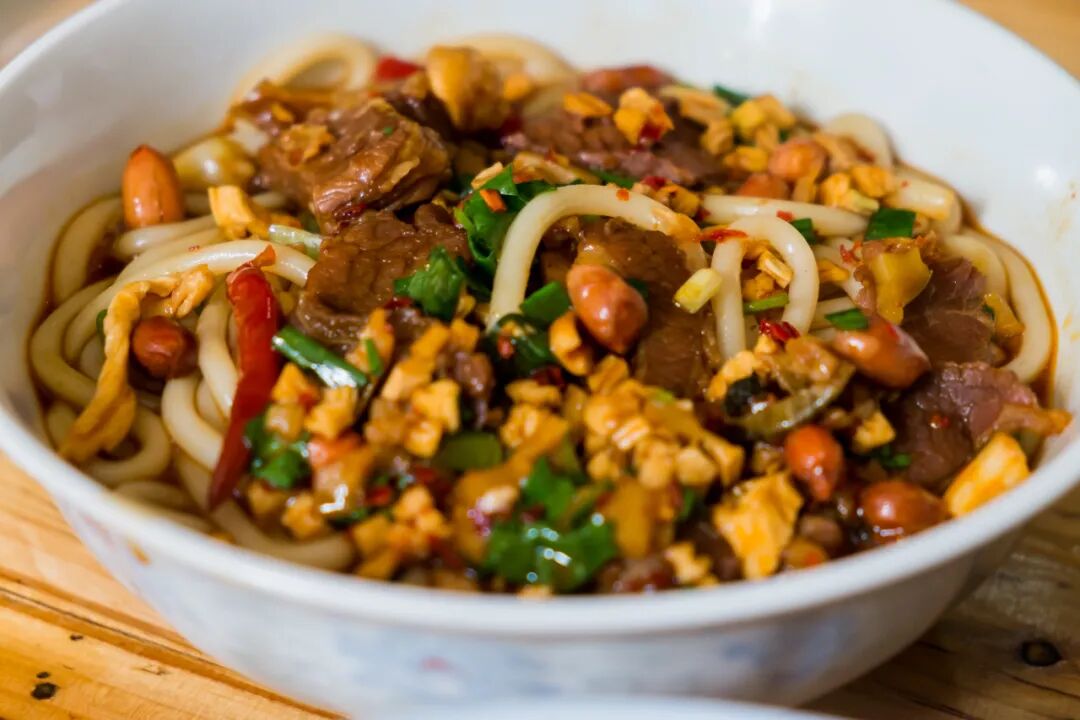 南方人自然也不甘示弱,匠心独具,将稻米经浸泡磨浆等工艺做成各类米粉