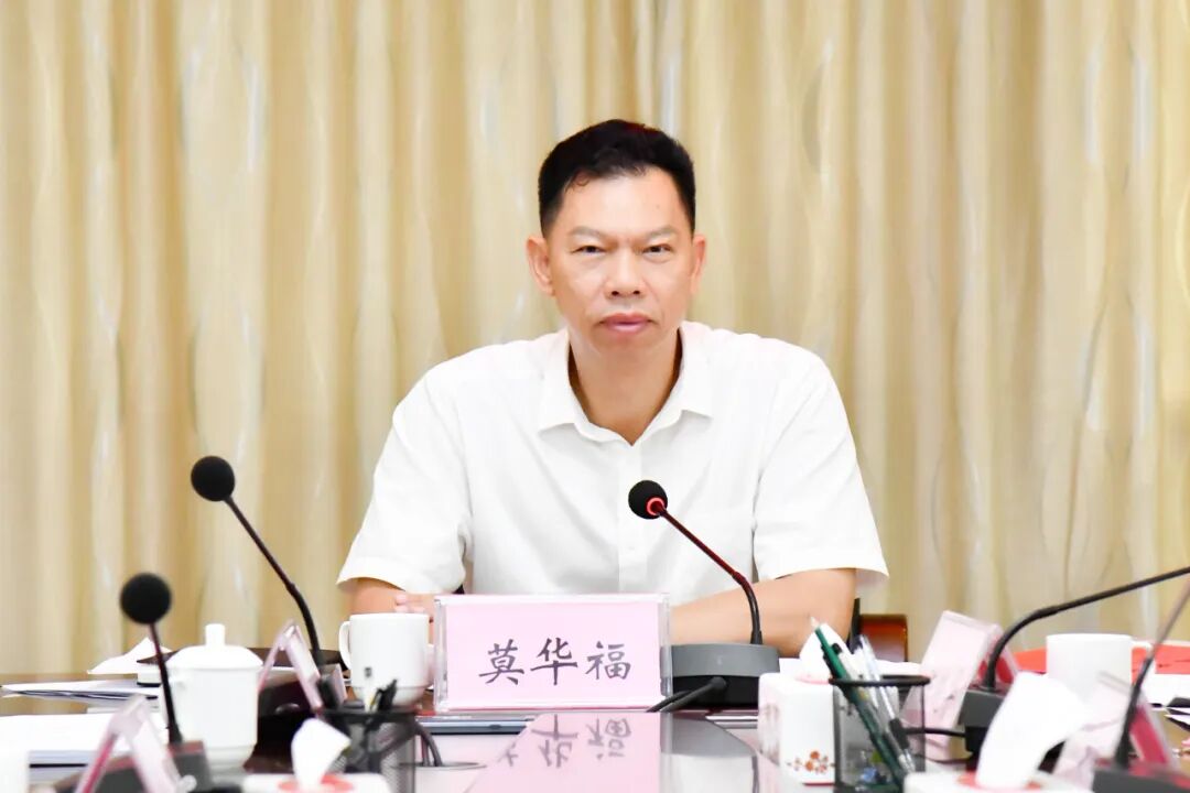 铁山港区召开六届区委常委会会议