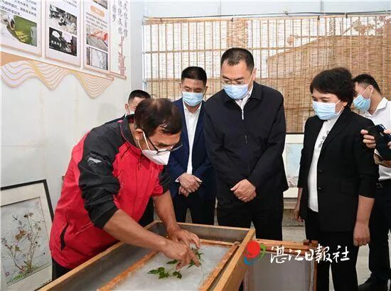 刘红兵来到规模化生产手造纸企业廉江市青平镇斑鸠林村的日禾民间工艺