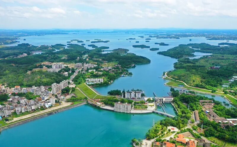 叮咚廉江工业游首批旅客到达赏美景买买买停不下来