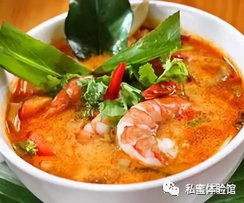 冬阴功汤 也叫东炎汤 英文为tom Yum 或者tom Yam 是泰国和老挝的一道富有特色的酸辣口味汤品 私蜜体验馆