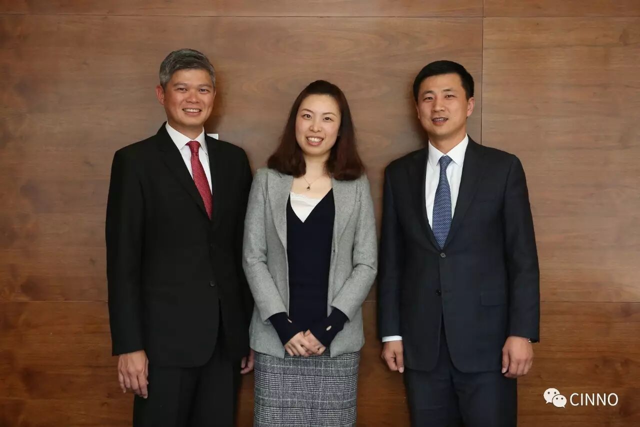 康宁显示科技全球总经理张铮(右),康宁显示科技(中国)总裁陈志山(左)