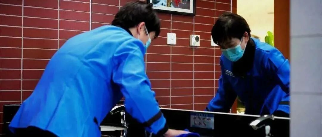 看了热搜上的北大保安和清华保洁，才明白跟谁在一起，真的不一样