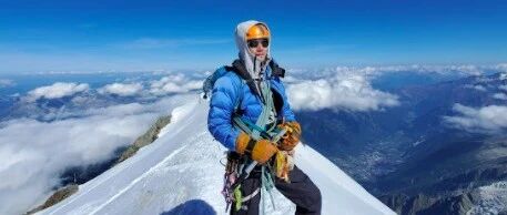 骑车穿过欧亚大陆、自己改装房车军车...不设限的人生有多酷？