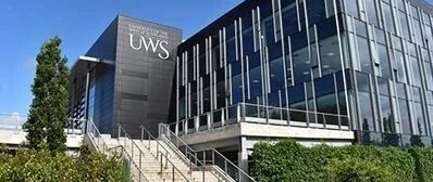 逼学生缴90块才能毕业！英国大学穷疯了：卖楼、求政府资助，校董把钱都花哪儿了？