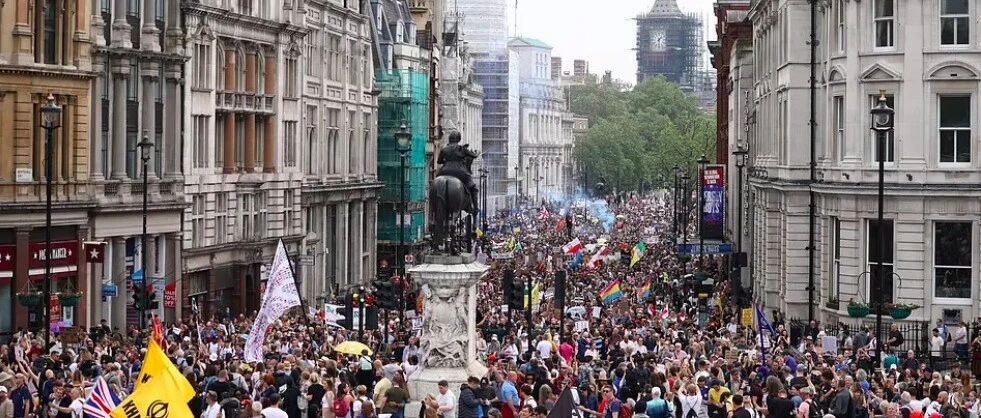 越南出现"印度+英国"混合变种，伦敦仍上千人游行！英国球迷在各地high了起来...