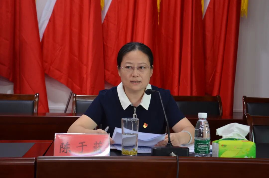 会上,青塘镇党委书记陈斌,小布镇党委书记许德洋,东