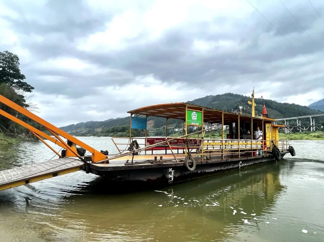 广西首艘允许装载三轮车的客渡船正式开通运营