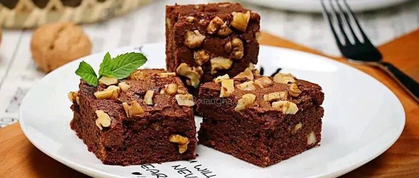 松软乳酪布朗尼，质地是绵密而细致，口感外层微脆而内部柔软