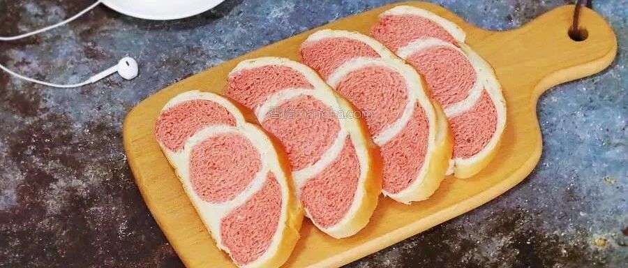 层次多又椰香浓郁的双色椰浆面包，醒发一次很省心，好吃到没朋友