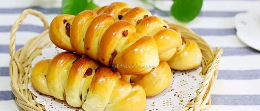 松软香甜拉丝的葡萄干小面包，附手套膜揉法，新手轻松搞定