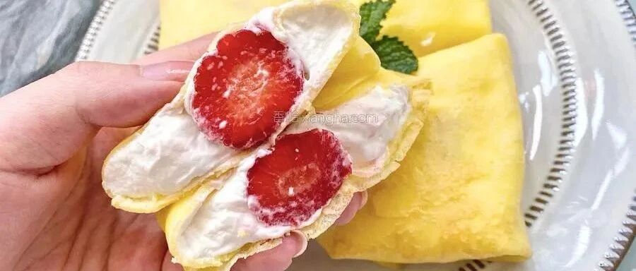 免烤箱，好吃到转圈圈的草莓班戟，皮薄馅大一口沦陷