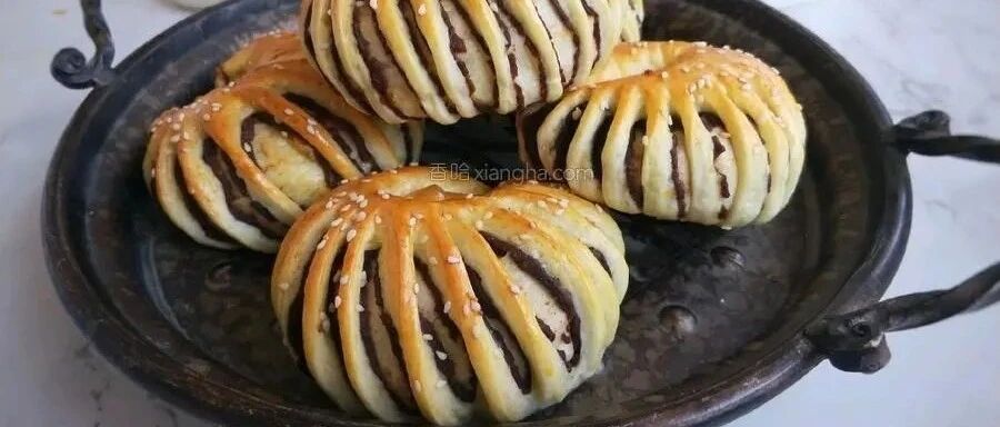 这样做的红豆面包卷，无需用模具，一划一卷造型美观，松软香甜