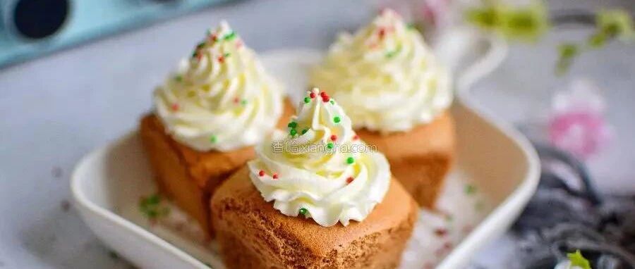 颜值爆表口感佳，假期聚会都吃它！树莓奶油纸杯蛋糕