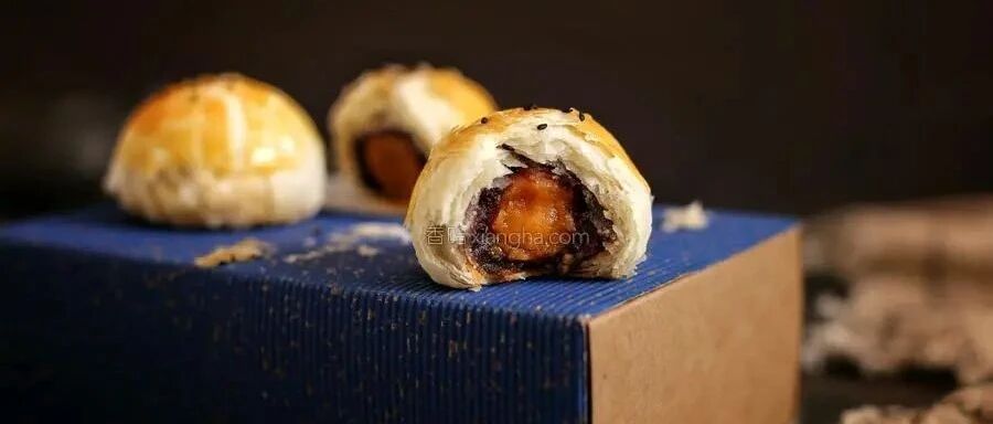 蛋黄酥自己做并不难，层次分明酥到掉渣，学会给家人做