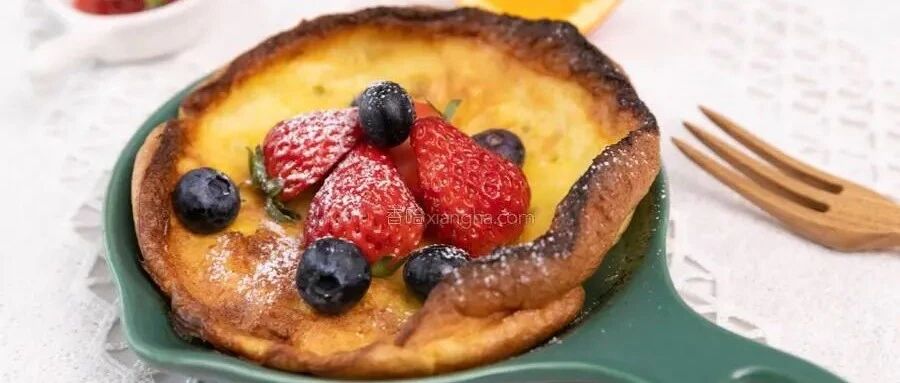不会做蛋糕就做松饼！两个鸡蛋一点草莓，只需一分钟搅拌