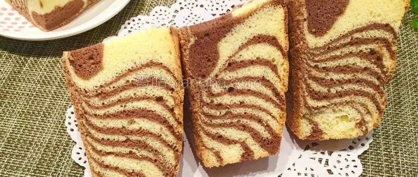 火爆全网的双色蛋糕卷，柔软细腻不开裂，配方详细保准儿能学会