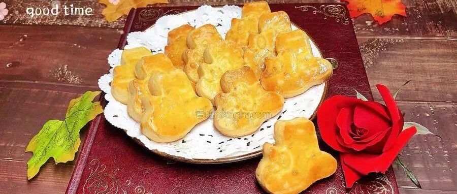 咸蛋黄除了用来包月饼，这样做酥到渣掉一地，咸蛋黄奶酥饼干