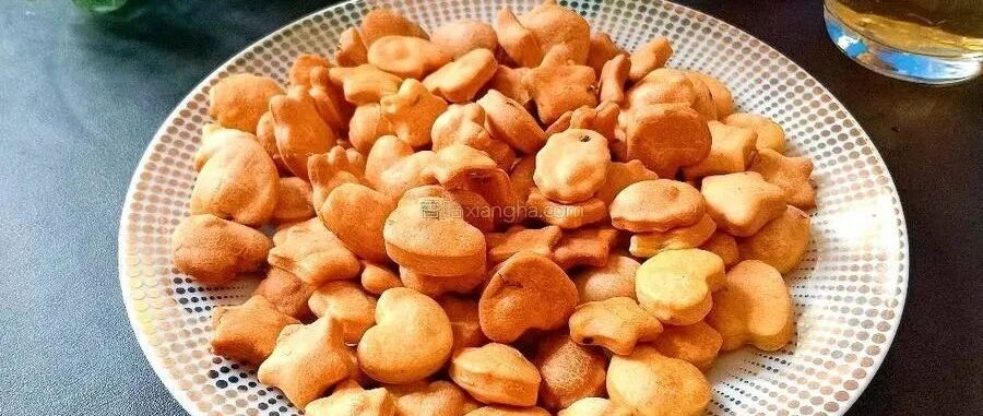 这是咸口味的饼干，面粉里加鸡蛋和葱末搅一搅，特别适合新手