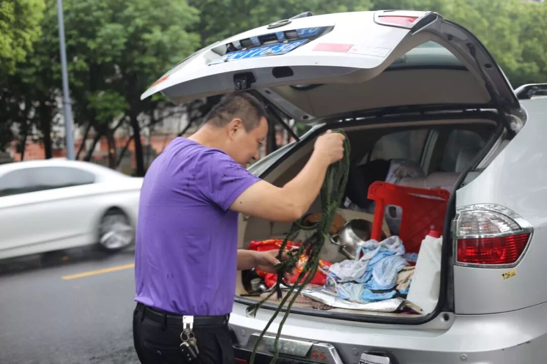 上周申港跳河救人现场 这个黑衣男子是谁