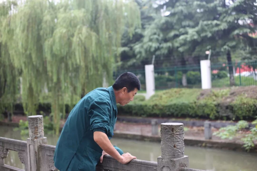 上周申港跳河救人现场 这个黑衣男子是谁