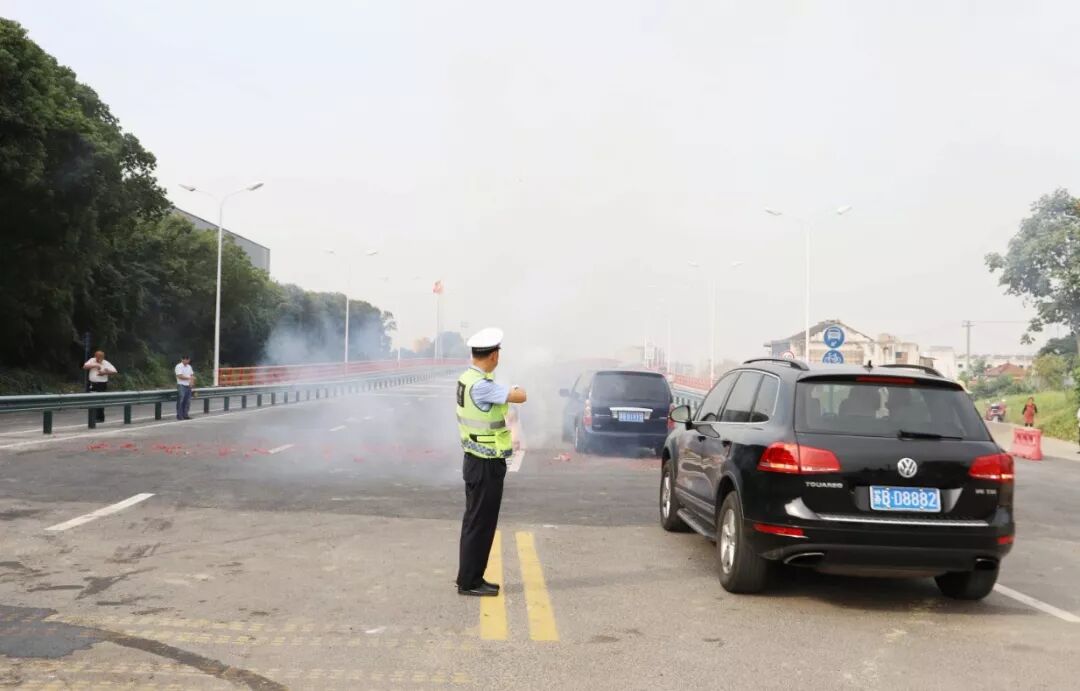 江阴人民期盼已久的镇澄路于门桥昨天试通车