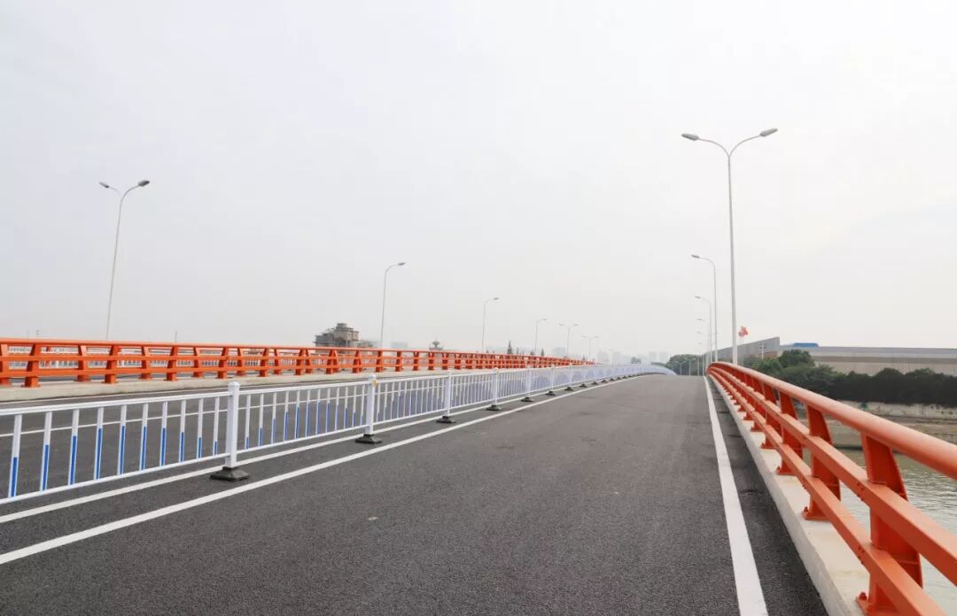 江阴人民期盼已久的镇澄路于门桥昨天试通车
