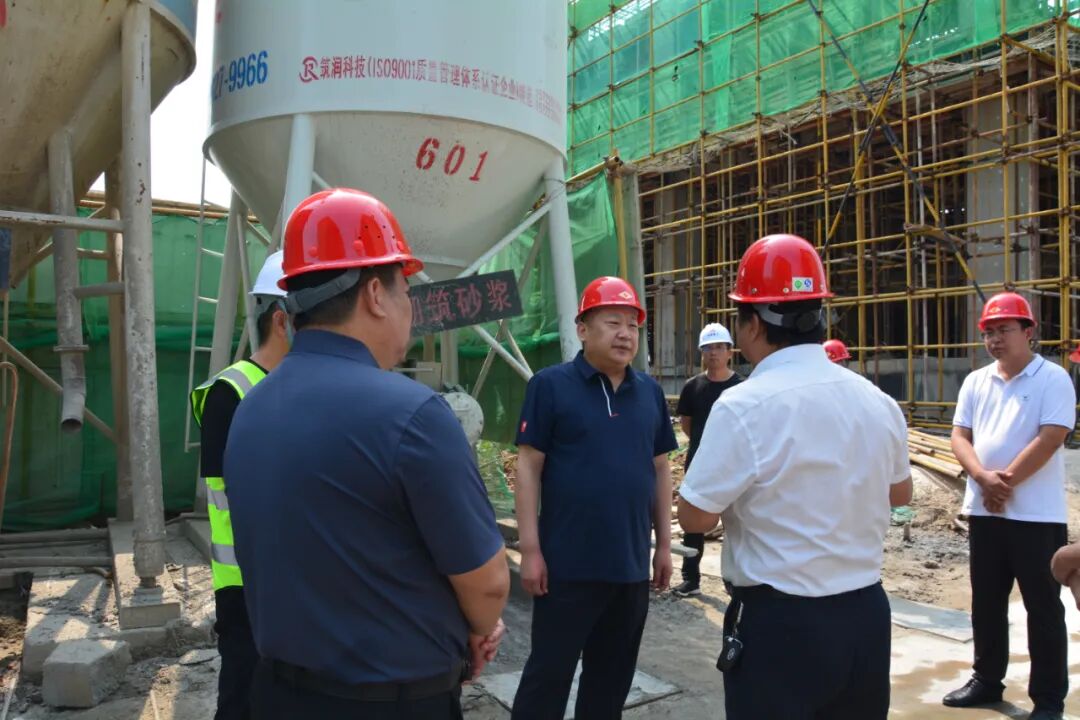 马占芳调研第五中学第五小学城市广场项目建设