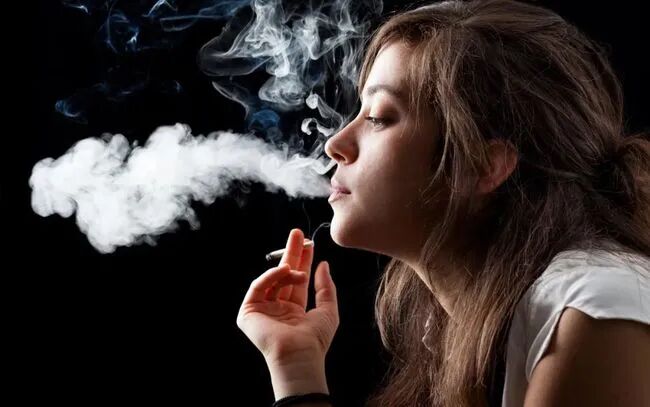 忘不掉,这吸烟的表情